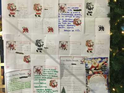 Noi nel frattempo ci soffermiamo a leggere su una parete tutte le letterine che i fanciulli del Policlinico hanno consegnato quest�anno. C�� chi desidera delle macchinine, chi una bambola, chi dei libri di scienze. �A volte per� mi chiedono di guarirli � afferma sconsolato Nicola � e io non posso fare altro che dir loro: �ci prover�